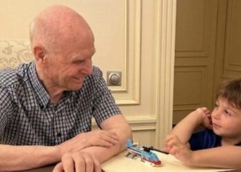 როგორ ცხოვრობს 86 წლის ასლან აბაშიძე მოსკოვში, სადაც მეორედ იქორწინა