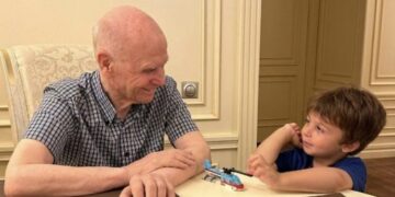 როგორ ცხოვრობს 86 წლის ასლან აბაშიძე მოსკოვში, სადაც მეორედ იქორწინა