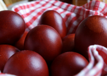 სანამ კვერცხების შეღებვას დაიწყებთ, ჯერ ამ რჩევებს გაეცანით – იდეალური ფერის მიღების ძველებური საიდუმლო