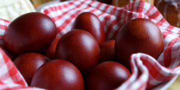 სანამ კვერცხების შეღებვას დაიწყებთ, ჯერ ამ რჩევებს გაეცანით – იდეალური ფერის ძველებური საიდუმლო