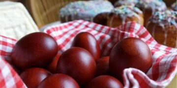 რა სიმბოლური დატვირთვის მატარებელია წითელი კვერცხების დაჭახუნება?