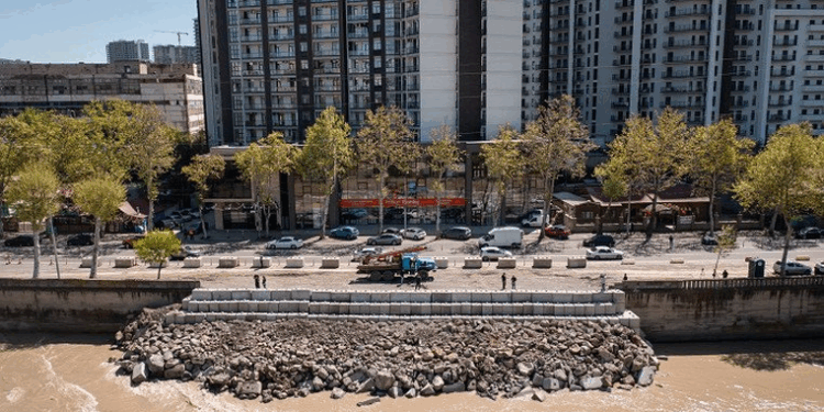 „ნუ იქნებიან პანიკაში“ – რატომ განათავსეს მტკვრის მარცხენა სანაპიროზე ლოდები?