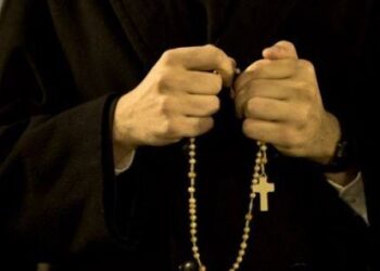 გაიცანით მღვდელი, რომელმაც ჯიპს, ოქროსა და ფულს სნეულთა დახმარება არჩია – ნახეთ ვინ არის მამა გიორგი?