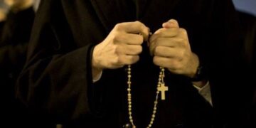 გაიცანით მღვდელი, რომელმაც ჯიპს, ოქროსა და ფულს სნეულთა დახმარება არჩია – ნახეთ ვინ არის მამა გიორგი?