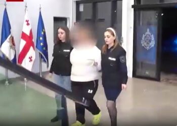 ნახეთ ვინ არიან ბებია და დედა რომლებმაც ბავშვი სასტიკად სცემეს – მძიმე დანაშაულის დეტალები და ბრალდებული დედისა და ბებიის დაკავების კადრები