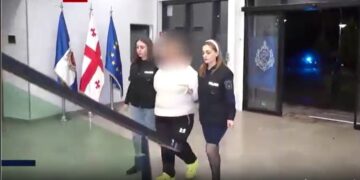 ნახეთ ვინ არიან ბებია და დედა რომლებმაც ბავშვი სასტიკად სცემეს – მძიმე დანაშაულის დეტალები და ბრალდებული დედისა და ბებიის დაკავების კადრები