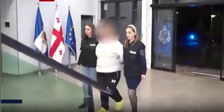 ნახეთ ვინ არიან ბებია და დედა რომლებმაც ბავშვი სასტიკად სცემეს – მძიმე დანაშაულის დეტალები და ბრალდებული დედისა და ბებიის დაკავების კადრები