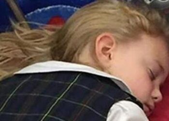 პატარა მძინარი გოგონას ამ ფოტო მთელი მსოფლიო შოკში ჩააგდო – კარგად დააკვირდით მის ხელს..