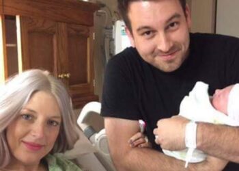 ქმარმა ახალშობილ ქალიშვილსა და მეუღლეს ფოტო გადაუღო, 8 საათის შემდეგ ქალი გარდაიცვალა და 50 ადამიანის სიცოცხლე გადაარჩინა