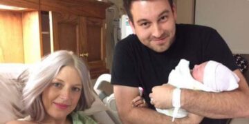 ქმარმა ახალშობილ ქალიშვილსა და მეუღლეს ფოტო გადაუღო, 8 საათის შემდეგ ქალი გარდაიცვალა და 50 ადამიანის სიცოცხლე გადაარჩინა