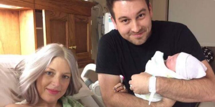 ქმარმა ახალშობილ ქალიშვილსა და მეუღლეს ფოტო გადაუღო, 8 საათის შემდეგ ქალი გარდაიცვალა და 50 ადამიანის სიცოცხლე გადაარჩინა