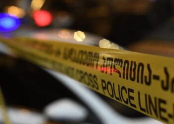 საცხოვრებელ კორპუსში ორი ადამიანის ცხედარი იპოვეს – რა დეტალებია ცნობილი?