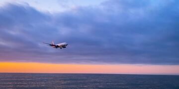 ძლიერი ქარის გამო, ბათუმის აეროპორტში თვითმფრინავი დაჯდომას ვერ ახერხებს