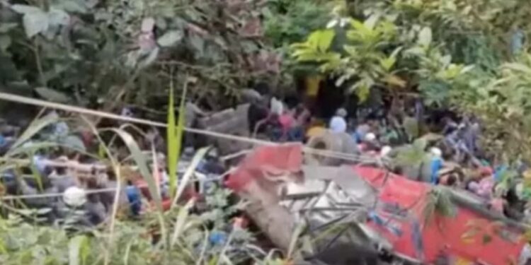 (უცხოეთი) ავტობუსი კლდიდან გადავარდა – დაღუპულია 21 ადამიანი