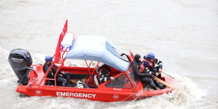 ,,მანქანა ფსკერზე იყო” – მაშველებმა ავარიის დროს წყალში გადავარდნილ ავტომობილში მყოფი 2 პირის ცხედარი იპოვეს