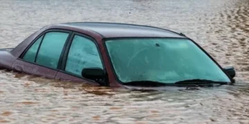 როგორ მოვიქცეთ, როცა ავტომობილი წყალში იძირება? – ეს წესები ყველამ უნდა იცოდეს!