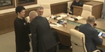 ,,ახლა შეიძლება გაგეცინოთ, ვიყავი კვიპროსში, ვიწექი აკლდამაში, ეს იქიდან ჩამოვიტანე და…” – რა მოხდა დროებითი საგამოძიებო კომისიის სხდომაზე?