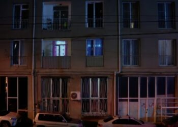 დიდ დიღომში 8 წლის ბავშვი მესამე სართულიდან გადმოვარდა და ავტომობილს დაეცა – რა დეტალებია ცნობილი?