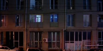 დიდ დიღომში 8 წლის ბავშვი მესამე სართულიდან გადმოვარდა და ავტომობილს დაეცა – რა დეტალებია ცნობილი?