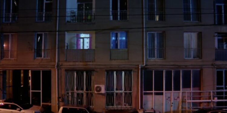 დიდ დიღომში 8 წლის ბავშვი მესამე სართულიდან გადმოვარდა და ავტომობილს დაეცა – რა დეტალებია ცნობილი?