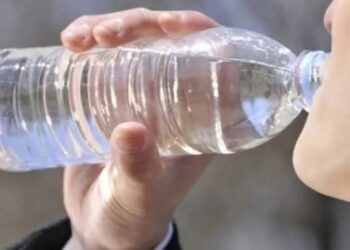 რატომ არის საშიში პლასტმასის ბოთლიდან წყლის დალევა?