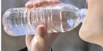 რატომ არის საშიში პლასტმასის ბოთლიდან წყლის დალევა?