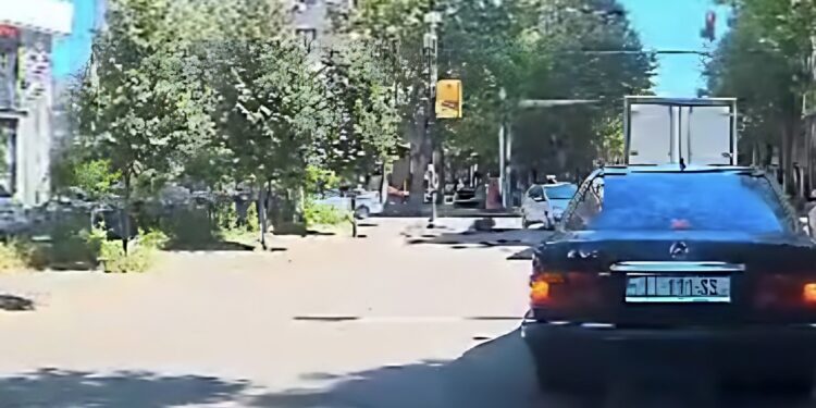 ავტომობილი ქვეითს დაეჯახა – ვიდეო ახლახანს გავრცელდა