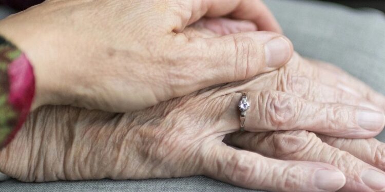 იტალიიდან საქართველოში დაბრუნებულ 76 წლის ემიგრანტ დედას შვილმა ქირით გადასვლა მოსთხოვა!