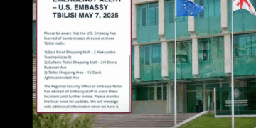 თბილისის სამ სავაჭრო ცენტრში ბომბის არსებობის შესახებ აშშ-ის საელჩო საკუთარ მოქალაქეებს აფრთხილებს – რა ხდება ადგილზე?