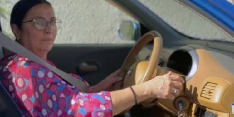 მასწავლებელს, რომელსაც ჯერ სიძე, შემდეგ კი ერთადერთი შვილი გარდაეცვალა და შვილიშვილს მარტო ზრდის, მოსწავლეებმა მანქანა აჩუქეს – “ცუდად გავხდი, ნიშადურიც კი წამოუღიათ ბავშვებს”