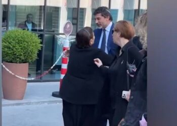 „დამპლებო თქვენ, შვილი მაჩუქა” – რა მოხდა „ქართული ოცნების” ყრილობის დაწყებამდე სასტუმრო „პარაგრაფთან?“