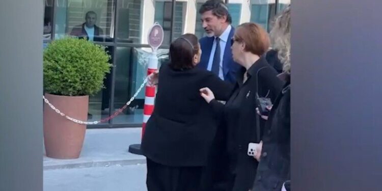 „დამპლებო თქვენ, შვილი მაჩუქა” – რა მოხდა „ქართული ოცნების” ყრილობის დაწყებამდე სასტუმრო „პარაგრაფთან?“