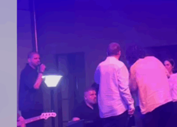 🎥 ძმებმა ჭოხონელიძეებმა და ზუკა ხუციშვილმა პროტესტის ფონზე იმღერეს – რა მოხდა კონცერტზე?