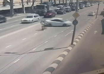 (ვიდეო) საშინელი ავარია სანაპიროზე – დიდი სისწრაფით მიმავალი მოტოციკლეტი მანქანას შეასკდა