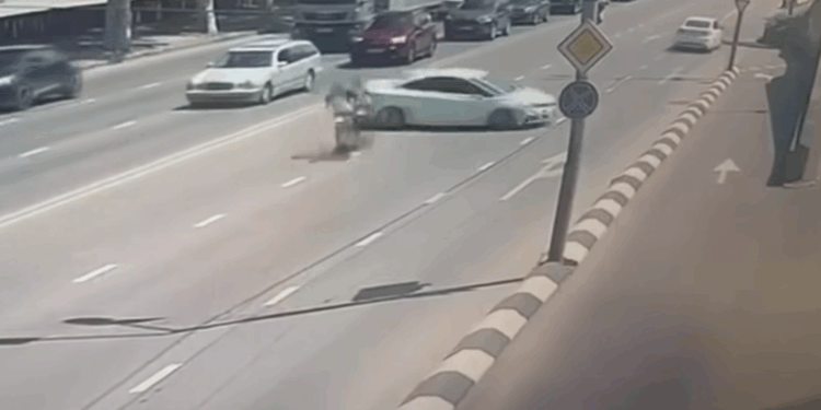 (ვიდეო) საშინელი ავარია სანაპიროზე – დიდი სისწრაფით მიმავალი მოტოციკლეტი მანქანას შეასკდა