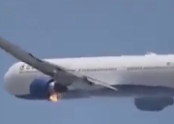 ჰაერში თვითმფრინავს ცეცხლი გაუჩნდა – ნახეთ, რა კადრები ვრცელდება