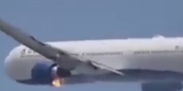 ჰაერში თვითმფრინავს ცეცხლი გაუჩნდა – ნახეთ, რა კადრები ვრცელდება