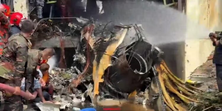 თვითმფრინავი სტუდენტებით სავსე კამპუსს დაეცა – ვიდეო საშინელი ავიაკატასტროფის ადგილიდან