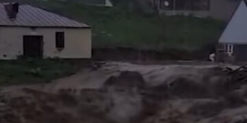 ,,წყალს მიაქვს ბახმარო!” – ნახეთ, სტიქიის კადრები