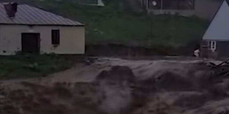 ,,წყალს მიაქვს ბახმარო!” – ნახეთ, სტიქიის კადრები