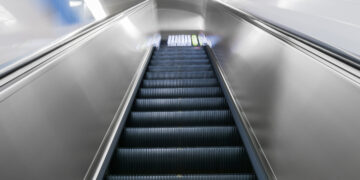 „ილოცეთ, ჩვენი პატარა გიორგისთვის…“ – სავაჭრო ცენტრის ესკალატორიდან 4 წლის ბავშვი გადმოვარდა