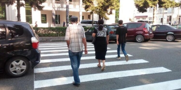 რამდენი ლარით დაჯარიმდება ქვეითი, თუ ისეთ გზაზე გადავა, სადაც ზებრა გადასასვლელი არ არის?