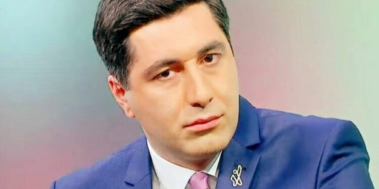 ,,იქნებ ყურში უჩურჩულოს ვინმემ. თვითონ თუ ვერ ხვდება, მე გეტყვით”- რას წერს ვახო სანაია