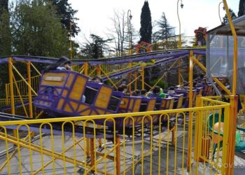 (video) მთაწმინდაზე საბავშვო ამერიკული მთების მატარებელი რელსებიდან გადმოვარდა – ვრცელდება შოკისმომგვრელი კადრები