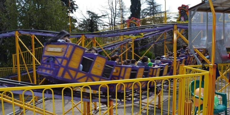 (video) მთაწმინდაზე საბავშვო ამერიკული მთების მატარებელი რელსებიდან გადმოვარდა – ვრცელდება შოკისმომგვრელი კადრები