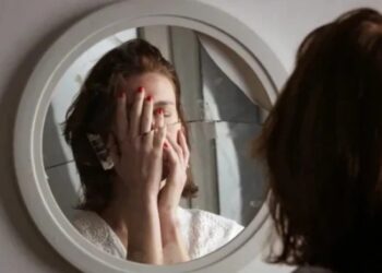 გატეხილი სარკე სახლში – ეზოთერიკოსი განმარტავს, შეიძლება თუ არა მისი დატოვება?