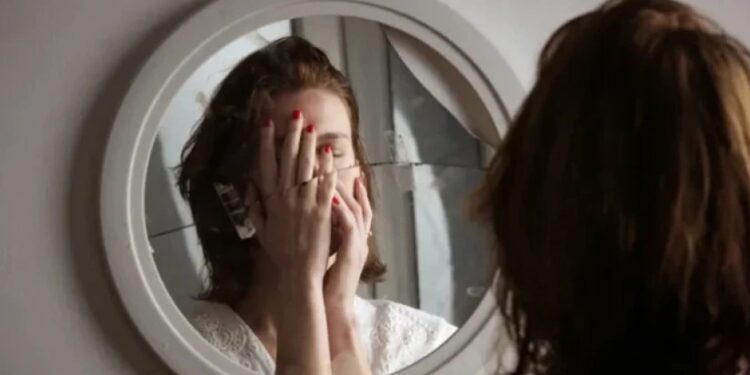 გატეხილი სარკე სახლში – ეზოთერიკოსი განმარტავს, შეიძლება თუ არა მისი დატოვება?