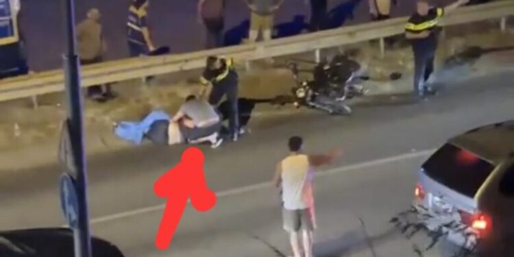 თბილისის ზღვის ასახვევთან მოხდა საშინელი ავარია, რომელსაც ჩემი შვილის მეგობარი გოგონა შეეწირა, ჩემს შვილს კი მარცხენა ფეხის ამპუტაცია დასჭირდა… ვეძებ გამვლელ ბიჭს, რომელიც…“ – ავარიაში დაშავებული პირის მამა მიმართვას ავრცელებს