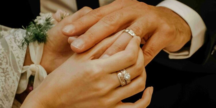 ნიშნობის და ქორწინების ბეჭდების ტარების წესი ეზოთერიკოსების განმარტებით