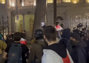 (video) აქციის მონაწილეები პრეზიდენტის სასხლის ეზოში შეიჭრნენ – მონგრეულია ჭიშკარი – წარმოუდგენელი კადრები